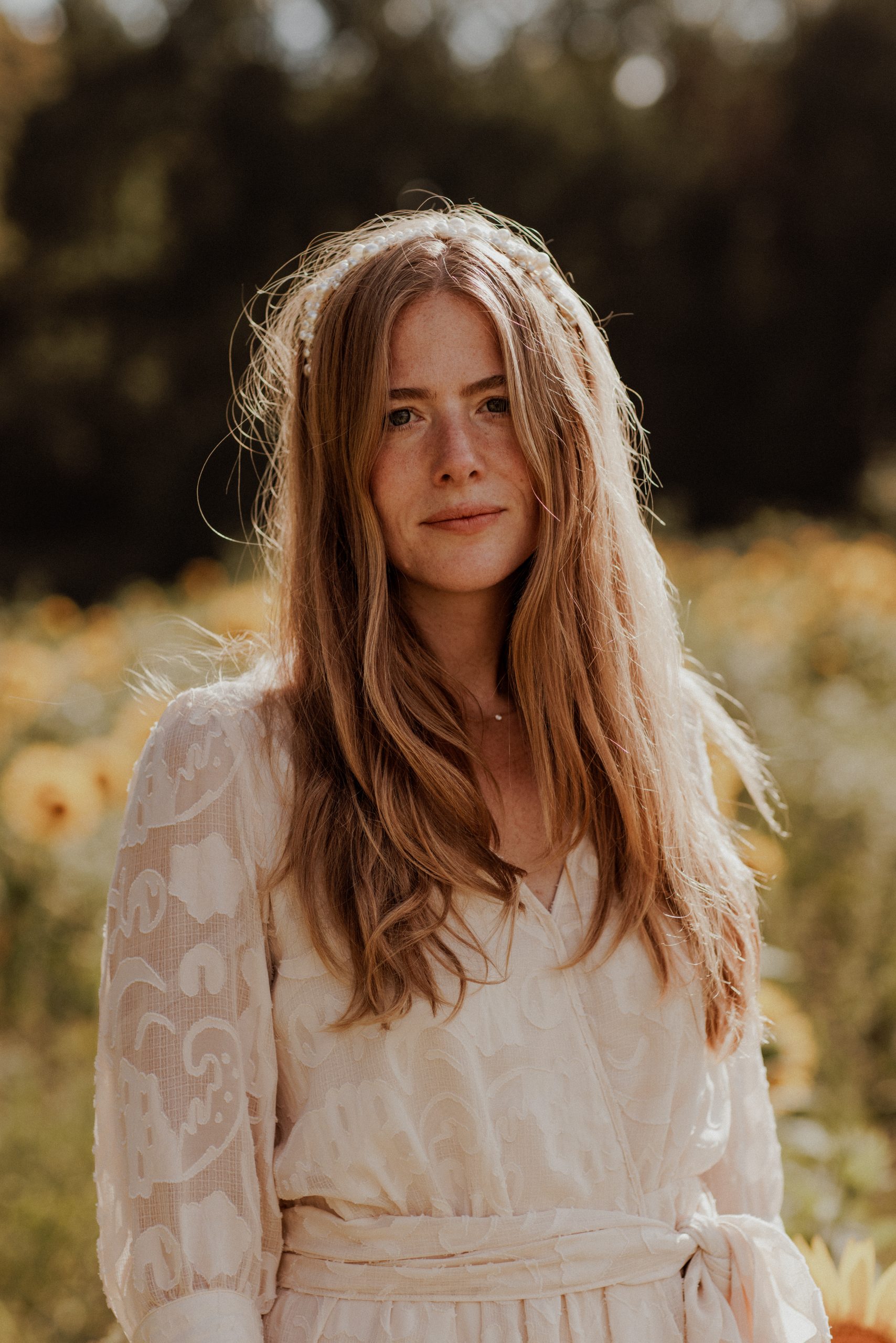 Serre-tête de mariée perlé Cait – Image 3