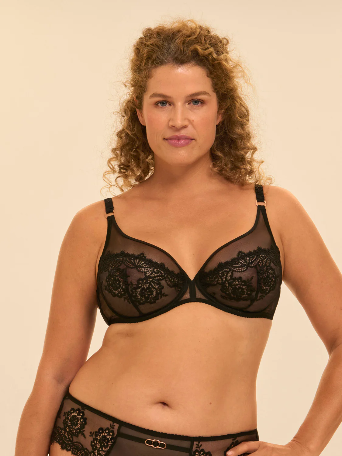 Soutien-gorge avec armature décolleté plongeant - Noir – Image 7