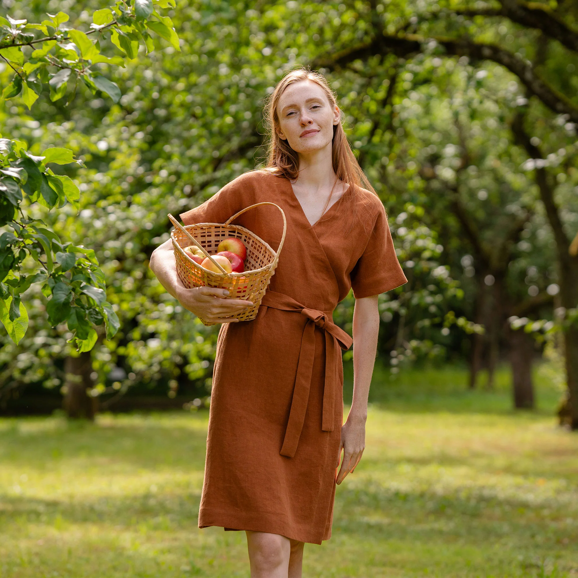 Robe portefeuille en lin Eliana Amande Brune