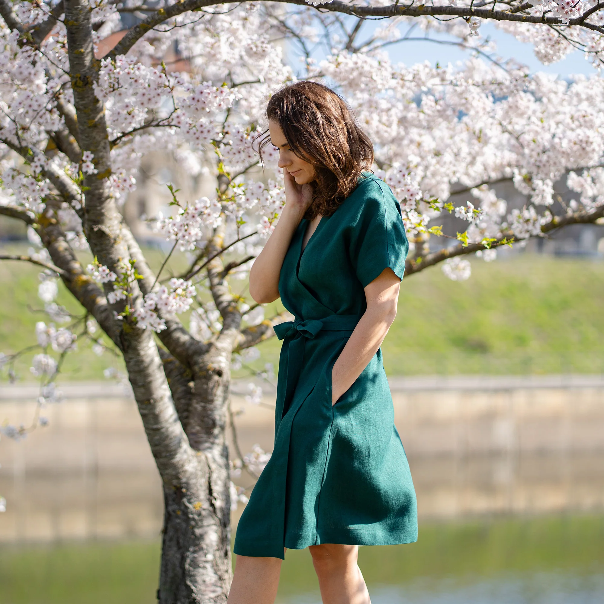 Robe portefeuille en lin Eliana vert foncé – Image 4