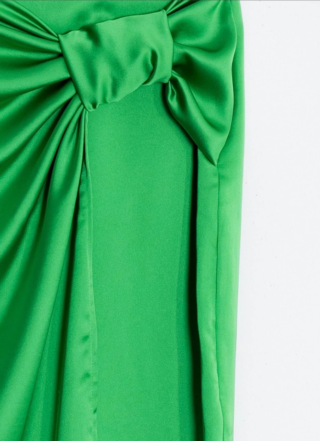 JUPE MIDI FRONCÉE EN SATIN VERT – Image 3