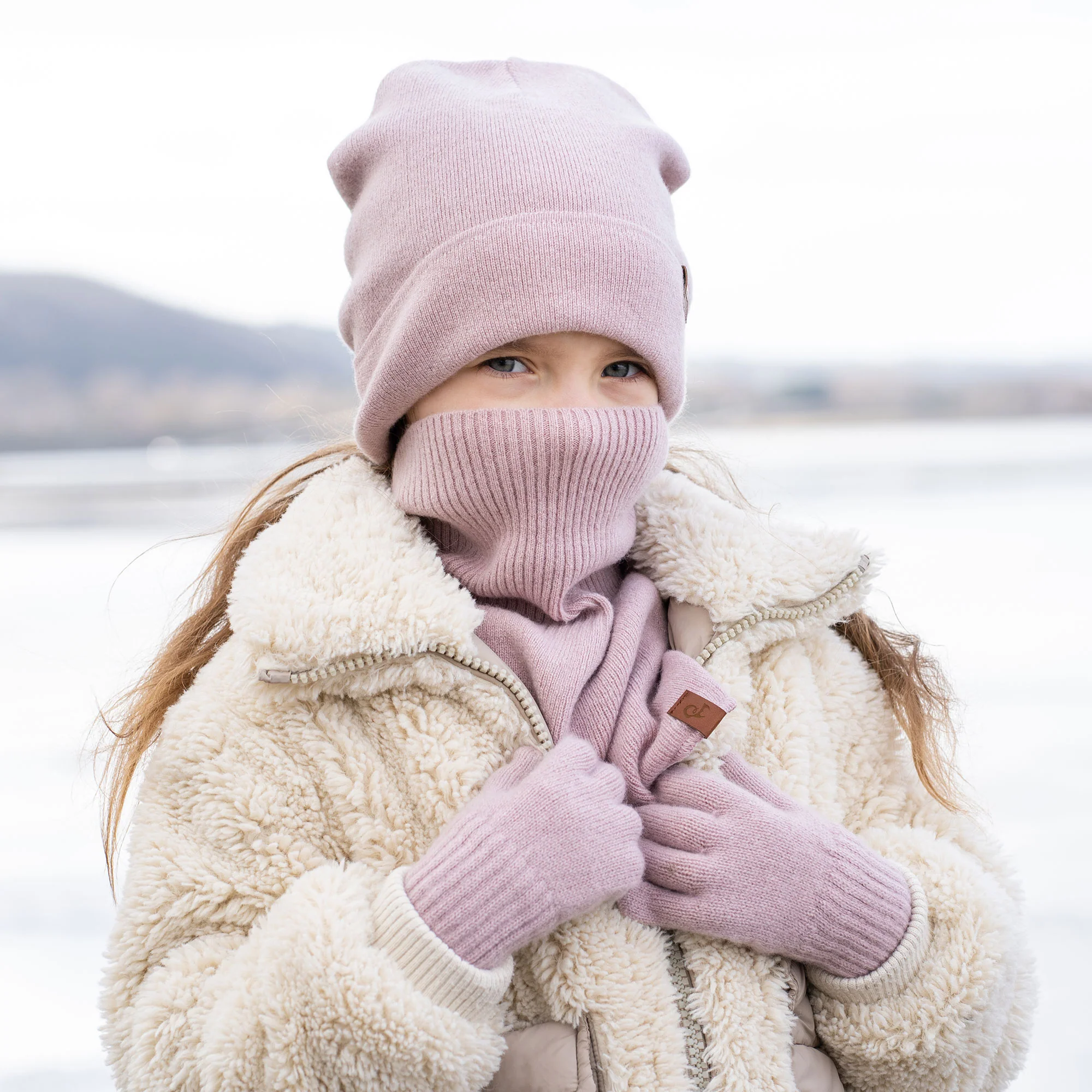 Ensemble 3 pièces pour enfants : bonnet tricoté, dickie et gants – Image 3
