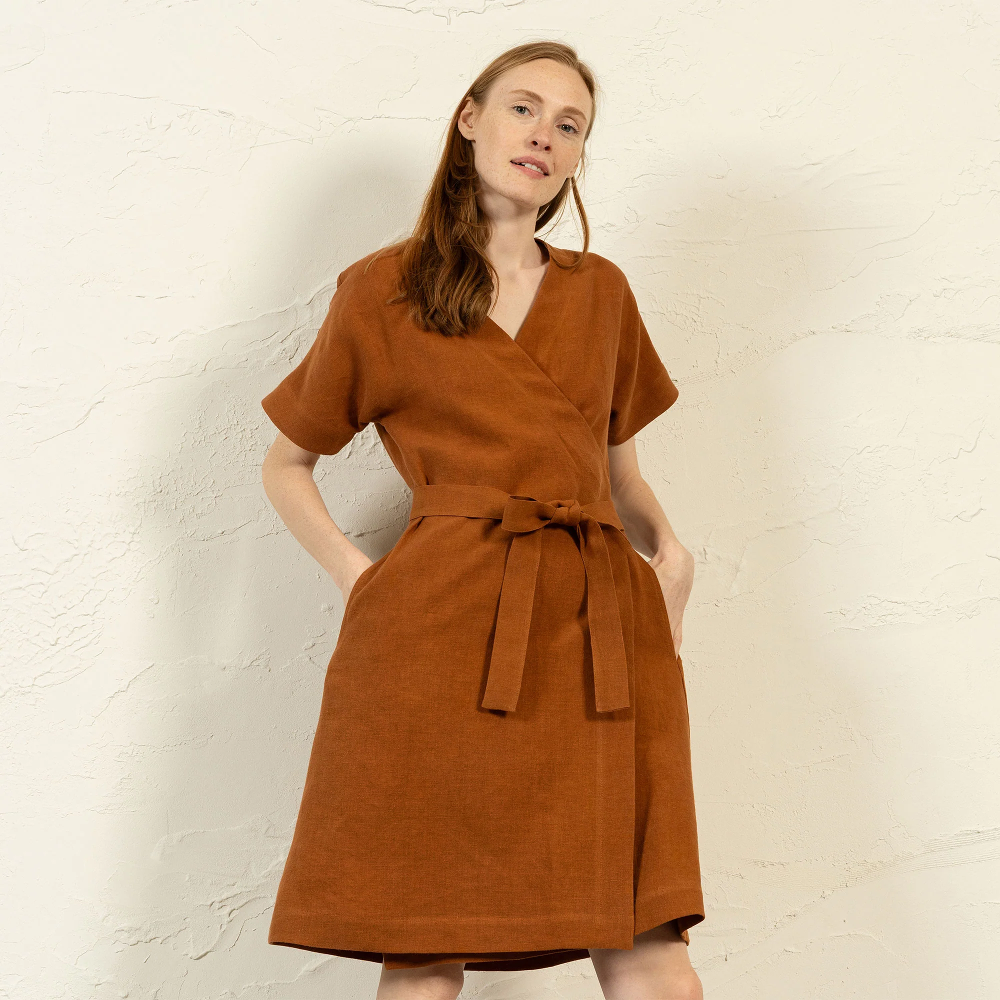 Robe portefeuille en lin Eliana Amande Brune – Image 3