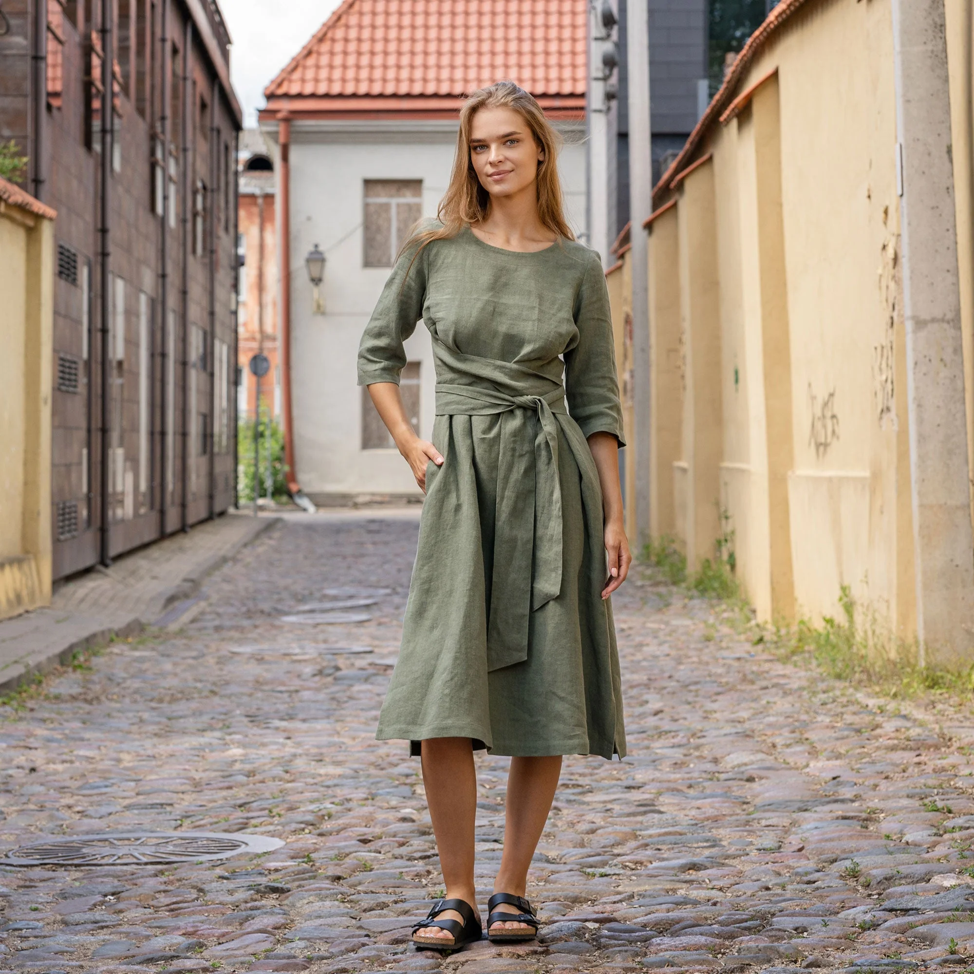 Robe portefeuille décontractée en lin Miley – Image 3