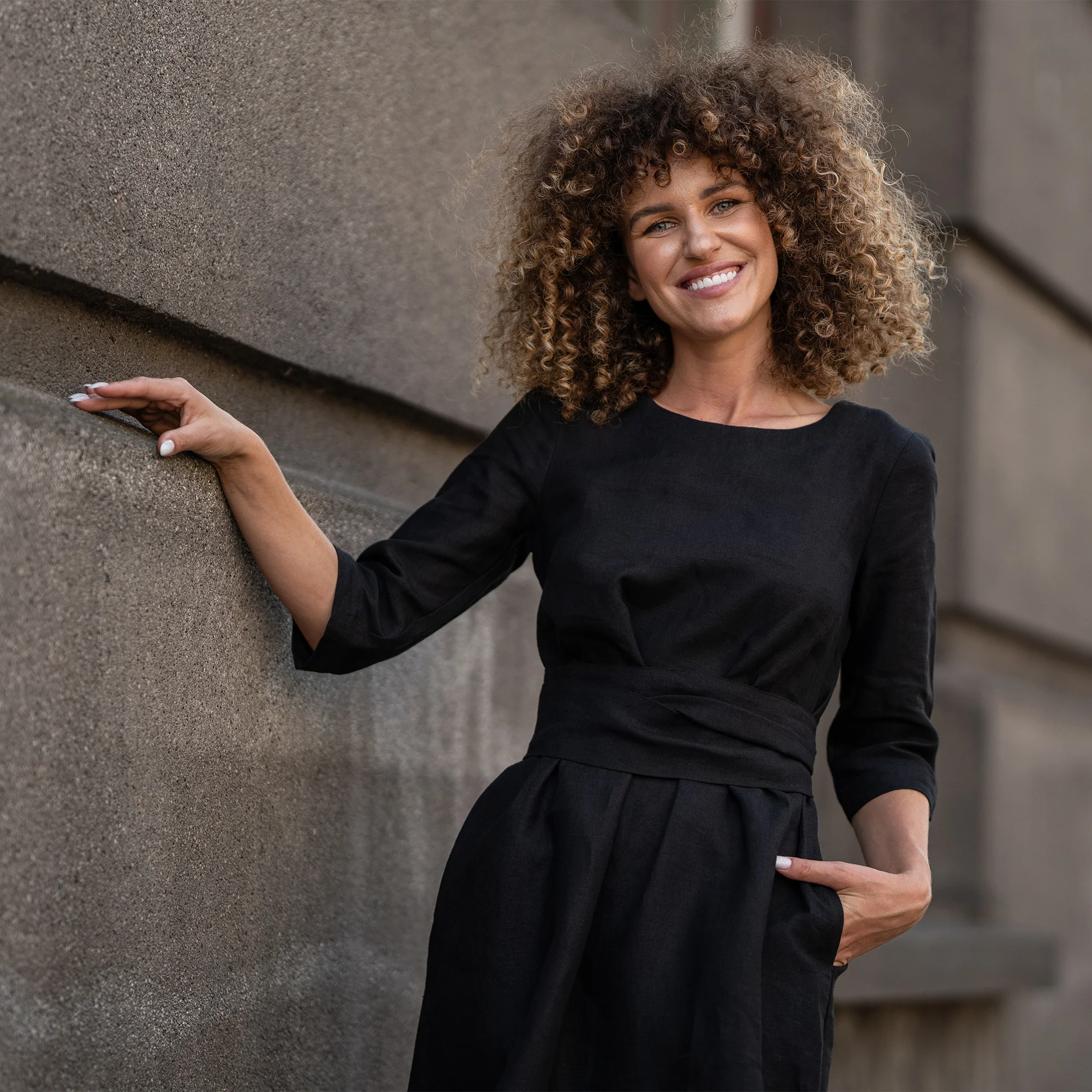 Robe portefeuille décontractée en lin Miley – Image 5