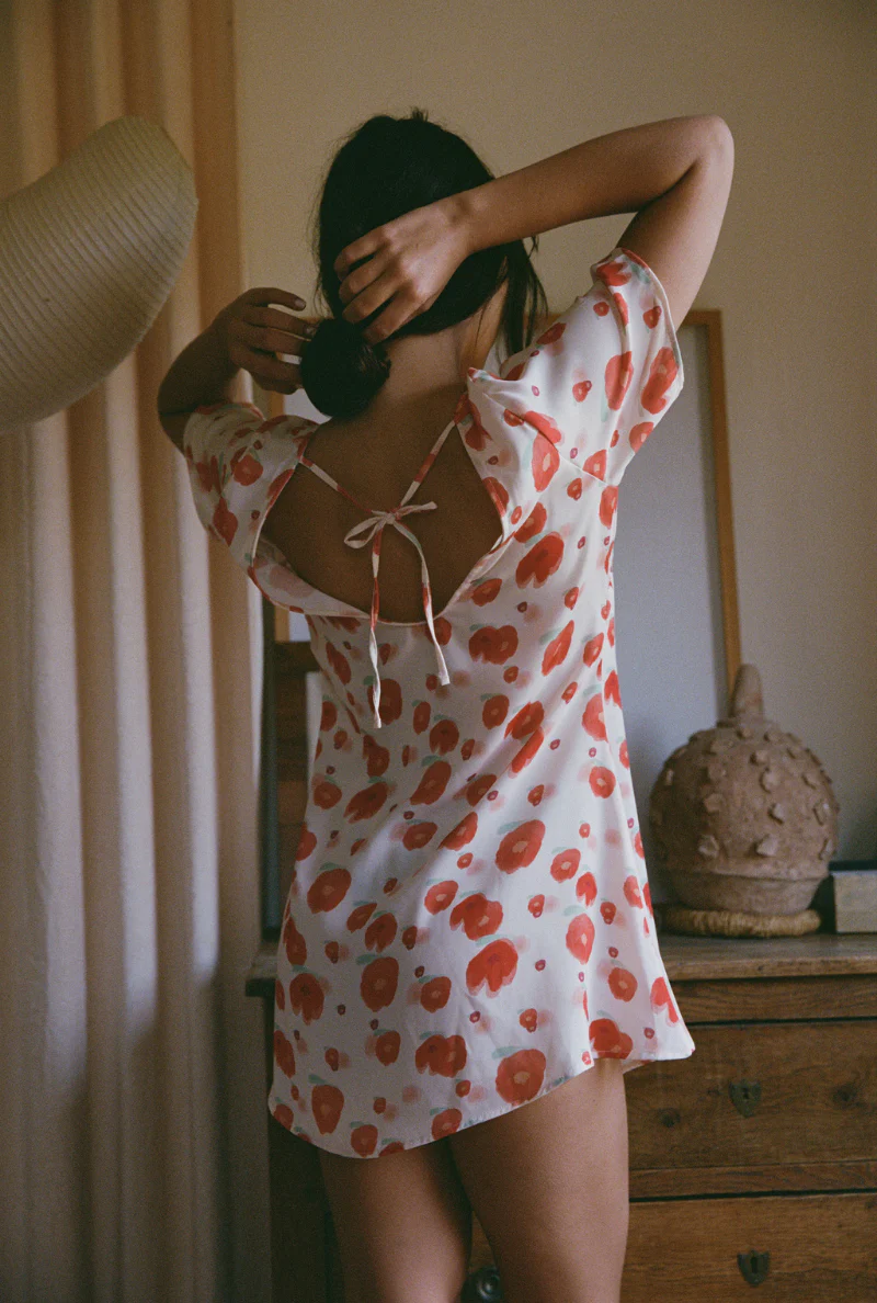 Robe courte Laura - Imprimé Fleurs rouges – Image 2