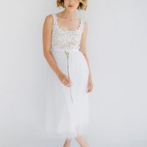 Robe de mariée mi-longue en tulle avec guipure élégante